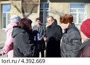 Мэр города Ростов-на-Дону Михаил Чернышев. Незапланированная встреча с ростовскими пенсионерами и их неудобные вопросы о несправедливо завышенных тарифах ЖКХ. Ростов-на-Дону (2013 год). Редакционное фото, фотограф Олег Пчелов / Фотобанк Лори