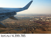 Самолет взлетает над городом. Омск (2010 год). Стоковое фото, фотограф Юлия Машкова / Фотобанк Лори