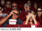 Мужчина и женщина пугаются на киносеансе в 3D. Стоковое фото, фотограф Monkey Business Images / Фотобанк Лори