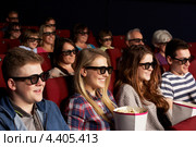 Молодые пары на киносеансе в 3D-кинозале. Стоковое фото, фотограф Monkey Business Images / Фотобанк Лори