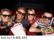 Компания друзей на 3D-киносеансе. Стоковое фото, фотограф Monkey Business Images / Фотобанк Лори
