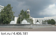 Город Красноярск. Фонтан на Театральной площади на фоне грозовой тучи (2012 год). Редакционное видео, видеограф Konstantin Kartashov / Фотобанк Лори
