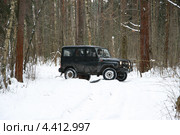 Офф-роад, машина внедорожник на снегу в лесу (2009 год). Редакционное фото, фотограф Попкова Ольга / Фотобанк Лори