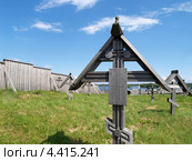 Карелия, Кижи. Памятный крест на сельском кладбище (2012 год). Редакционное фото, фотограф Ирина Борсученко / Фотобанк Лори