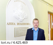 Выпускник у памятного знака Анне Иоанновне, фмл 239, Петербург (2012 год). Редакционное фото, фотограф Куликов Константин / Фотобанк Лори