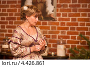 Женщина экскурсовод в старинном костюме. Коломна, музей пастилы (2013 год). Редакционное фото, фотограф katalinks / Фотобанк Лори
