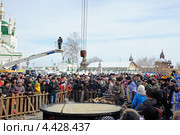 Ялуторовск. Выпечка трехметрового блина на гигантской сковороде (2013 год). Редакционное фото, фотограф Александр Тараканов / Фотобанк Лори
