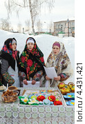 Город Ялуторовск. На масленицу девушки поют церковные песни (2013 год). Редакционное фото, фотограф Александр Тараканов / Фотобанк Лори