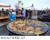 Ялуторовск. Выпечка трехметрового блина на гигантской сковороде (2013 год). Редакционное фото, фотограф Александр Тараканов / Фотобанк Лори
