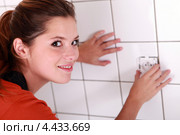 Девушка устанавливает розетку. Стоковое фото, фотограф Phovoir Images / Фотобанк Лори