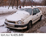 Старая Toyota Corolla стоит в грязи у обочины (2013 год). Редакционное фото, фотограф Павел Кричевцов / Фотобанк Лори
