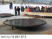 Горячая и смазанная сковорода ждет блинное тесто (2013 год). Редакционное фото, фотограф Анатолий Матвейчук / Фотобанк Лори