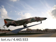 Самолет "Фантом" (McDonnell Douglas F-4 Phantom II) напротив колледжа Военно-Воздушных Сил в Беэр Шеве (2013 год). Редакционное фото, фотограф Irina Opachevsky / Фотобанк Лори