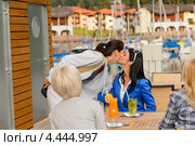 Подруги встретились в кафе. Стоковое фото, фотограф CandyBox Images / Фотобанк Лори