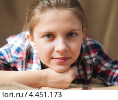 Девочка опирается подбородком на руки. Стоковое фото, фотограф Игорь Низов / Фотобанк Лори