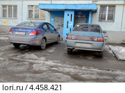 Легковые автомобили припаркованы на тротуаре под подъездом. Ростов-на-Дону (2013 год). Редакционное фото, фотограф Олег Пчелов / Фотобанк Лори