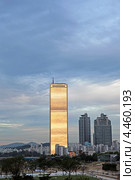 Самый высокий небоскреб Сеула 63-building на острове Ёыйдо на закате (2009 год). Редакционное фото, фотограф Ольга Липунова / Фотобанк Лори