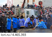 Подметание соли на большой сковородке (2013 год). Редакционное фото, фотограф Анатолий Матвейчук / Фотобанк Лори