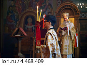 Пасха. Дьякон на пасхальной всенощной службе в православном храме Святого Николая, Чудотворца Мирликийского в Сеуле. Перед крестным ходом (2012 год). Редакционное фото, фотограф Ольга Липунова / Фотобанк Лори