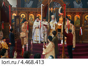 Пасха. Пасхальная Литургия в православном храме Святого Николая, Чудотворца Мирликийского в Сеуле. Перед крестным ходом (2012 год). Редакционное фото, фотограф Ольга Липунова / Фотобанк Лори