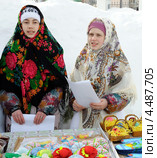 Город Ялуторовск. На масленицу девушки поют церковные песни (2013 год). Редакционное фото, фотограф Александр Тараканов / Фотобанк Лори