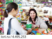 Продавец рекомендует покупательнице семена. Стоковое фото, фотограф Яков Филимонов / Фотобанк Лори