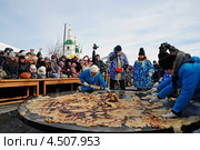 Город Ялуторовск. Тяжелая работа по выпечке трехметрового блина (2013 год). Редакционное фото, фотограф Александр Тараканов / Фотобанк Лори