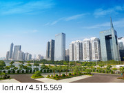 Небоскребы финансового района в Zhujiang New Town и парк Hongcheng, Гуанчжоу, Гуандун, Китай (2011 год). Редакционное фото, фотограф Losevsky Pavel / Фотобанк Лори