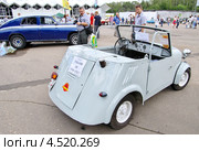 СМЗ С-3А - двухместный четырёхколёсный автомобиль-мотоколяска на Фестивале автоклубов «Ретро-Фест» в Сокольниках (2012 год). Редакционное фото, фотограф Илюхина Наталья / Фотобанк Лори