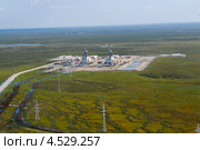 Усть-Тегусское нефтяное месторождение. Уватский район, Тюменская область. Строительство кустовой площадки, подъездных дорог к кустовой площадке. Вид с вертолета. 2011 год. Редакционное фото, фотограф Александр Циликин / Фотобанк Лори
