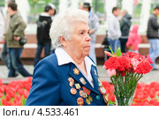 Женщина ветеран Великой Отечественной войны на Поклонной горе в День Победы 9 Мая (2012 год). Редакционное фото, фотограф Алёшина Оксана / Фотобанк Лори