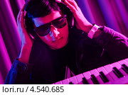 DJ за диджейским микшером. Стоковое фото, фотограф Elnur / Фотобанк Лори