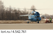 Вертолет Ми-2, Газпромавиа, бортовой RA-23748 в аэропорту Уфа (2013 год). Редакционное видео, видеограф Mikhail Erguine / Фотобанк Лори