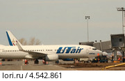 Самолет Боинг-737 Ютэйр, бортовой номер VQ-BQP у терминала, аэропорт Уфа (2013 год). Редакционное видео, видеограф Mikhail Erguine / Фотобанк Лори