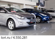 Новые автомобили hyundai elantra в автосалоне (2013 год). Редакционное фото, фотограф Вячеслав Палес / Фотобанк Лори