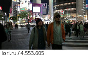 Знаменитый перекресток Shibuya pedestrian scramble, вид изнутри. Токио, Япония (2013 год). Редакционное видео, видеограф Кекяляйнен Андрей / Фотобанк Лори