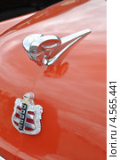 Эмблема ретроавтомобиля "Dodge" (2013 год). Редакционное фото, фотограф lana1501 / Фотобанк Лори