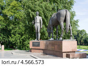 Памятник поэту К.Н.Батюшкову в Вологде (2008 год). Редакционное фото, фотограф Солодовникова Елена / Фотобанк Лори