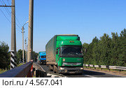 Автофургоны заезжают на мост (2012 год). Редакционное фото, фотограф Анатолий Матвейчук / Фотобанк Лори