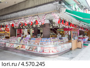 Магазин с традиционными Японскими сладостями в районе Asakusa, около храма Sensoji, Токио, Япония (2013 год). Редакционное фото, фотограф Кекяляйнен Андрей / Фотобанк Лори