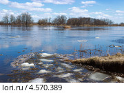 Окончание ледохода на реке. Стоковое фото, фотограф Александр Романов / Фотобанк Лори