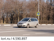 Автомобиль Opel Zafira мчится по дороге (2013 год). Редакционное фото, фотограф Павел Кричевцов / Фотобанк Лори