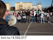 Первая акция «Продвижение европейской электронной музыки в России» в первый день работы гайд-парка в Парке Горького города Москвы, Россия (2013 год). Редакционное фото, фотограф Николай Винокуров / Фотобанк Лори