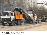 Снятие старого асфальта фрезерной машиной Wirtgen с дороги (2013 год). Редакционное фото, фотограф Алёшина Оксана / Фотобанк Лори