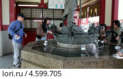 Фонтан для мытья рук на территории святыни Senso-ji shrine, Asakusa, Япония (2013 год). Редакционное видео, видеограф Кекяляйнен Андрей / Фотобанк Лори