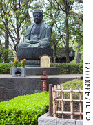 Одна из нескольких статуй Будды на территории храма Senso-ji shrine, Asakusa, Токио. Япония (2013 год). Редакционное фото, фотограф Кекяляйнен Андрей / Фотобанк Лори