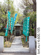 Территория храма Senso-ji shrine, Asakusa, Токио, Япония (2013 год). Редакционное фото, фотограф Кекяляйнен Андрей / Фотобанк Лори