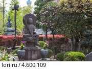 Небольшая статуя Будды в храме Senso-ji shrine, Asakusa, Токио, Япония (2013 год). Стоковое фото, фотограф Кекяляйнен Андрей / Фотобанк Лори