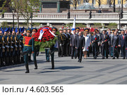 Возложение цветов к Могиле Неизвестного Солдата в Москве. Владимир Путин, Дмитрий Медведев, Сергей Иванов, Сергей Шойгу, Валентина Матвиенко, Сергей Нарышкин, Валерий Зорькин (2013 год). Редакционное фото, фотограф Игорь Долгов / Фотобанк Лори