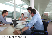 Деловые люди за столом в офисе. Стоковое фото, фотограф Phovoir Images / Фотобанк Лори